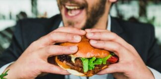 vīrietis ēd, burgers