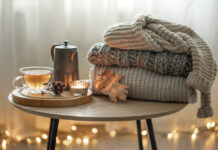 HOROSKOPA ZĪMES, kurām NOVEMBRIS būs ĪPAŠI LABVĒLĪGS rudens, džemperis, tēja, istaba