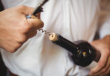 Zemgalē mājās pastrādā īstus šausmu darbus un nu stāsies tiesas priekšā vīns, vīna pudele