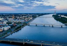 Glābēji vairākas stundas strādā pie Daugavas, kur dzelmē pazudis auto