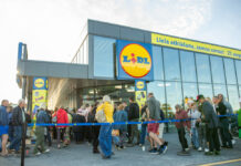 Bauskas “Lidl” veikala atklāšanā jauns rekords – 30 eiro dāvanu kartes dēļ 12 stundas rindā
