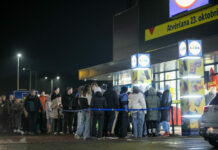 “Lidl” veikala atvēršanā uzstādīts jauns rindā stāvēšanas rekords