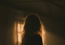 Jauna DJ Ellas dziesma “Azotē” – siltums drēgnajam laikam!