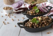 Kā garšīgi pagatavot pelēkos zirņus un ko ar tiem darīt pēc svētkiem?