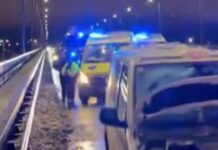 BMW uz Salu tilta iekuļas nopietnā ķezā – VIDEO