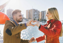 10 skaidras pazīmes, ka jūsu starpā valda abpusēja pievilcība