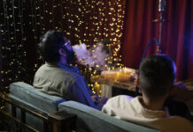 Tematisks vakars mājās idejas atmosfērai kas izskatās dārgi