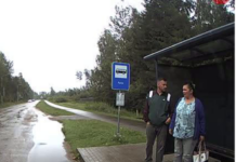 Policisti ļoti vēlas noskaidrot, kas ir šis autobusa pieturā redzamais pāris!