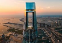 FOTO: Dubaijā atklāta pasaulē augstākā viesnīca