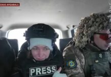 Latvijas žurnālisti Ukrainā piedzīvo Krievijas drona uzbrukumu – VIDEO