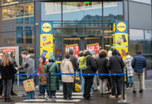 Ko saņēma rīdzinieks, kurš “Lidl” veikala atklāšanas rindā nostāvēja 15 stundas?