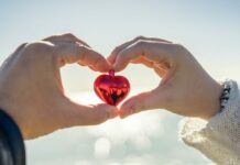 Ar kuru zīmi tev ir sprādzienbīstama ķīmija? Horoskops atklāj kaislīgākās saderības