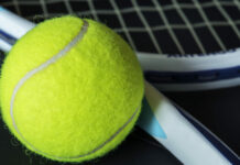 Lūk, kāpēc vērts ceļojumā līdzi iepakot arī tenisa bumbiņu