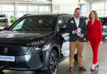 Valmierietis tiek pie lepna limuzīna