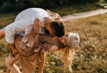 Izteiktākie ‘friends to lovers’ horoskopa zīmju pāri