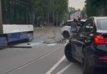 Rīgā pamatīga tramvaja un vieglā auto sadursme, izskan aizdomas par alkoholu… – VIDEO