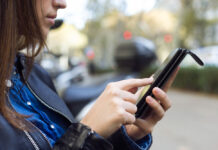 Šīs 7 lietas telefonā var nejauši redzēt ikviens, kurš to paņem rokās