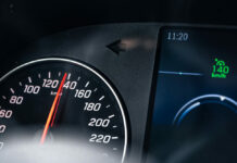 152 km/h uz Ventspils šosejas — policijas pārbaude atklāj vēl nopietnāku pārkāpumu