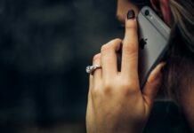 Nepatīk runāt pa telefonu? Psihologi skaidro, ko tas var liecināt par tavu personību