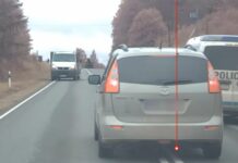 Ārvalstnieki ar “Mazdu” Madonas pusē bēg no policijas, bet notiek gaidītais – VIDEO