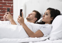 Klusums divatā: ko patiesībā nozīmē tas, ja vakaros pirms miega katrs skatāties savā telefonā?